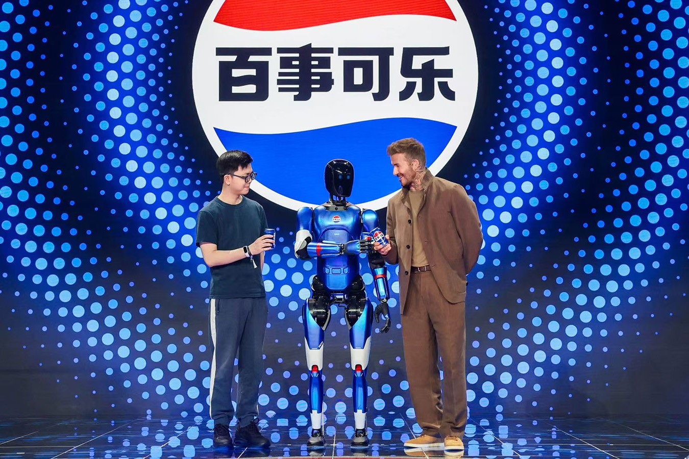 环球国际机器人携手百事中国共创“百事蓝宝” 共燃渴望新章